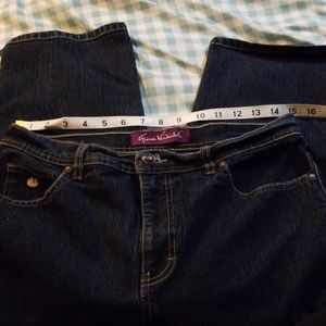 Gloria Vanderbilt dark wash jean capris. Size 12